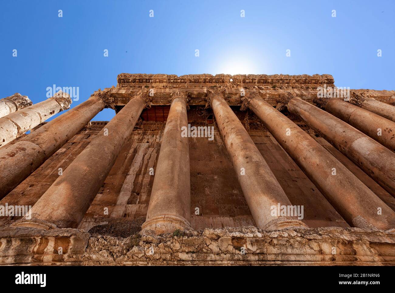 Vista insolita della facciata del Tempio Romano di Bacco il sito Patrimonio dell'Umanità dell'UNESCO, Baalbek, Libano. La più grande serie di rovine romane fuori Roma. Foto Stock