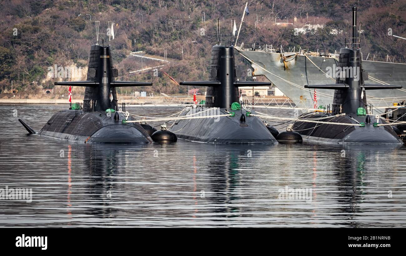 Tre sottomarini della Japan Maritime Self-Defense Force (JMSDF) ormeggiati nel porto di Yokosuka, Giappone. Foto Stock