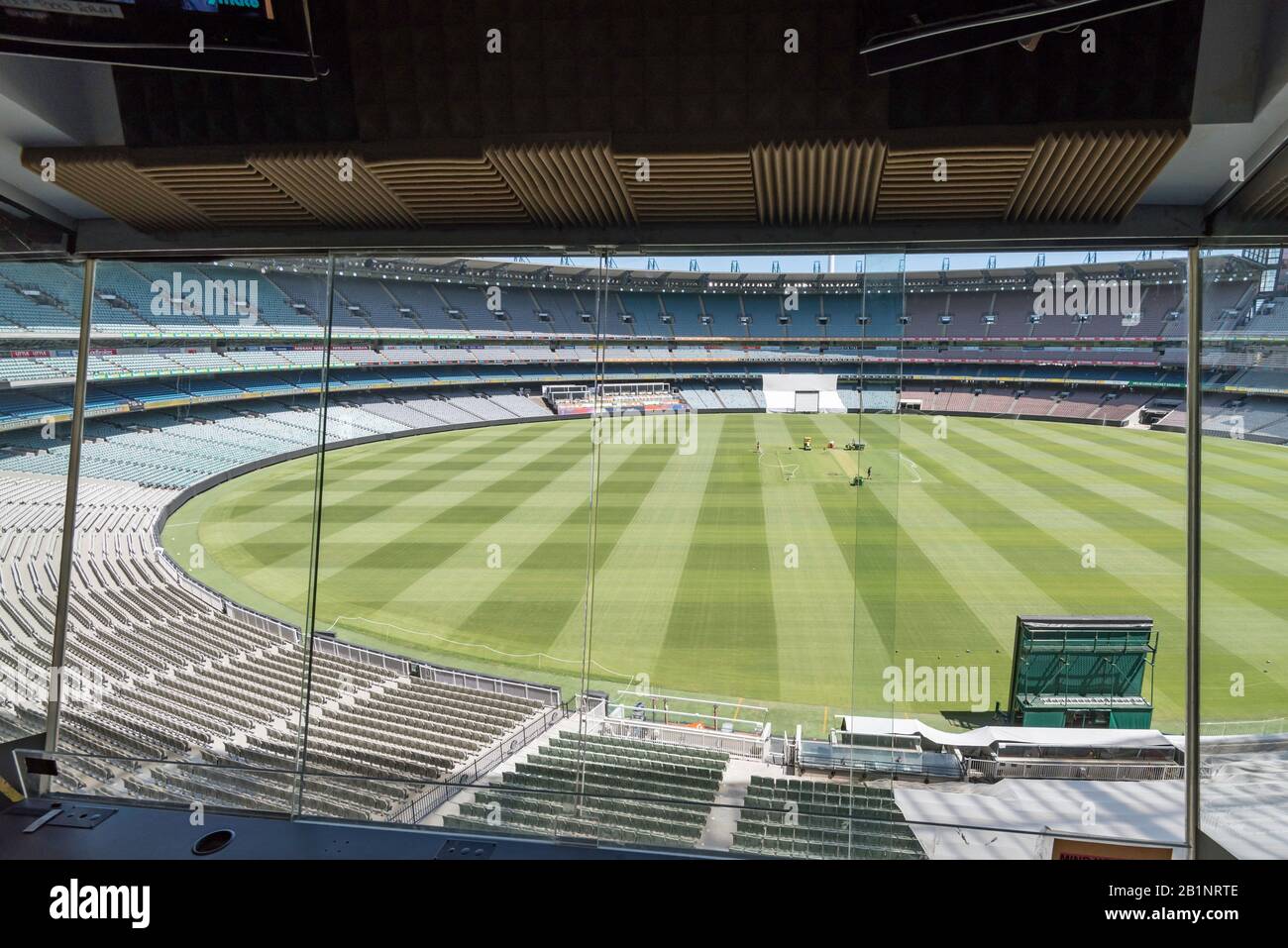 La vista del commentatore dall'interno di uno dei canali televisivi e radiofonici di commento sportivo al Melbourne Cricket Ground (MCG) in Australia Foto Stock