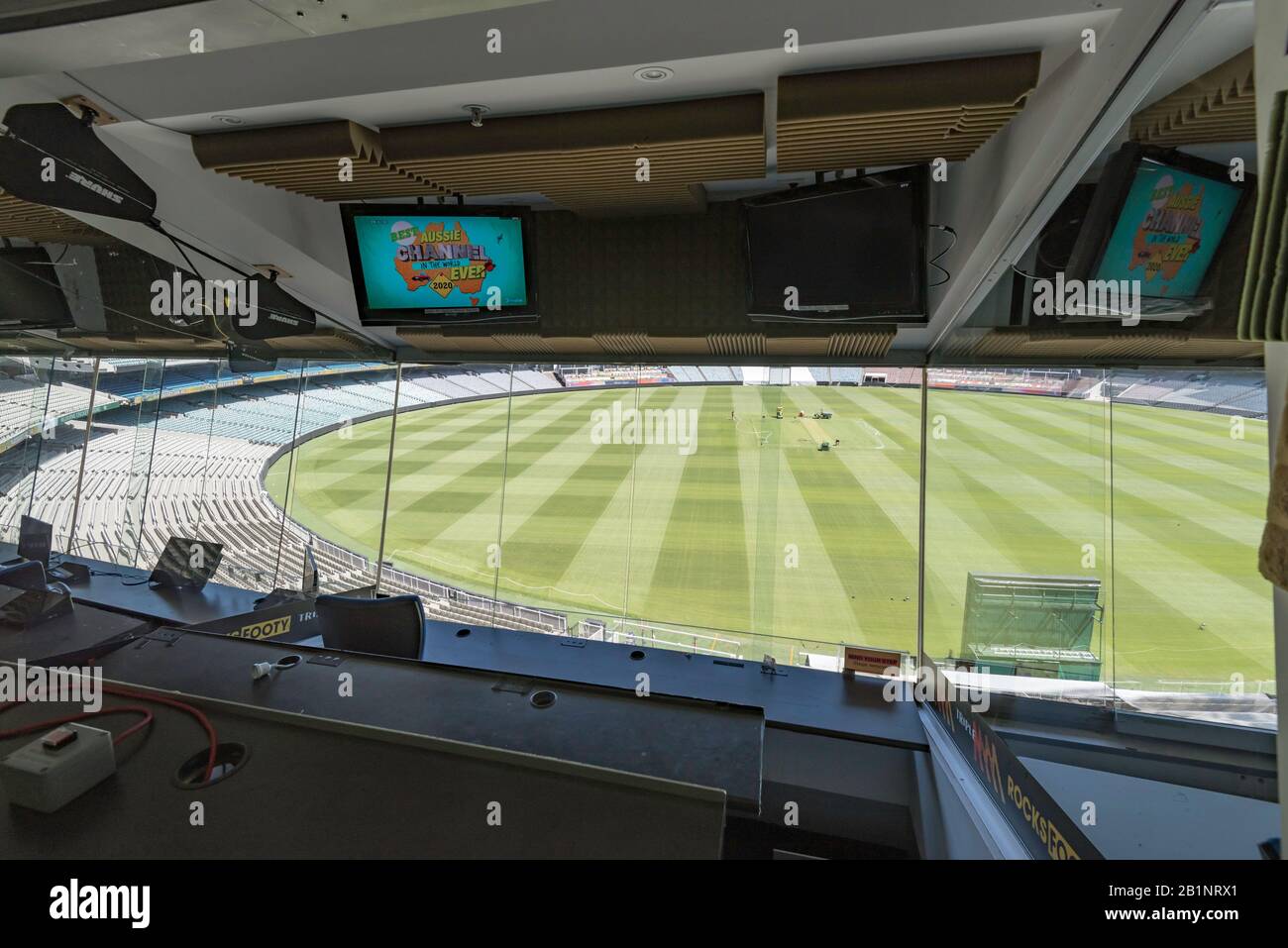 La vista del commentatore dall'interno di uno dei canali televisivi e radiofonici di commento sportivo al Melbourne Cricket Ground (MCG) in Australia Foto Stock