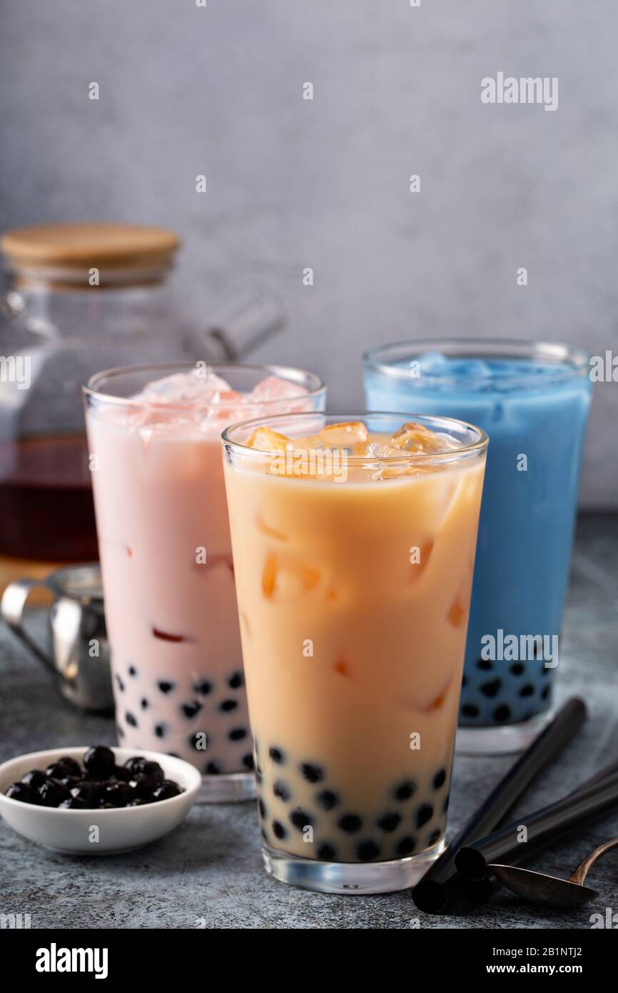 Varietà di tè a bolle di latte in bicchieri alti Foto Stock