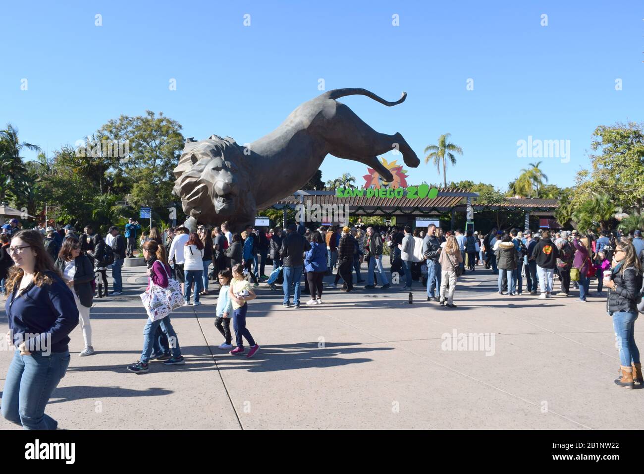 Rex the Lion, una scultura in bronzo, all'ingresso dello zoo di San Diego. Foto Stock