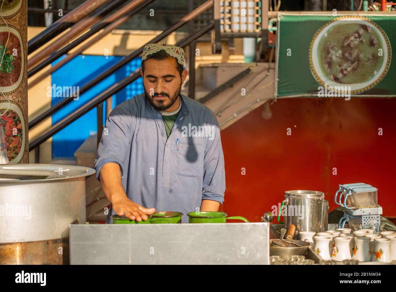 Islamabad, Islamabad Capital Territory, Pakistan - 5 febbraio 2020, un uomo che fa il tè in una stalla di tè in una mattina di inverno. Foto Stock