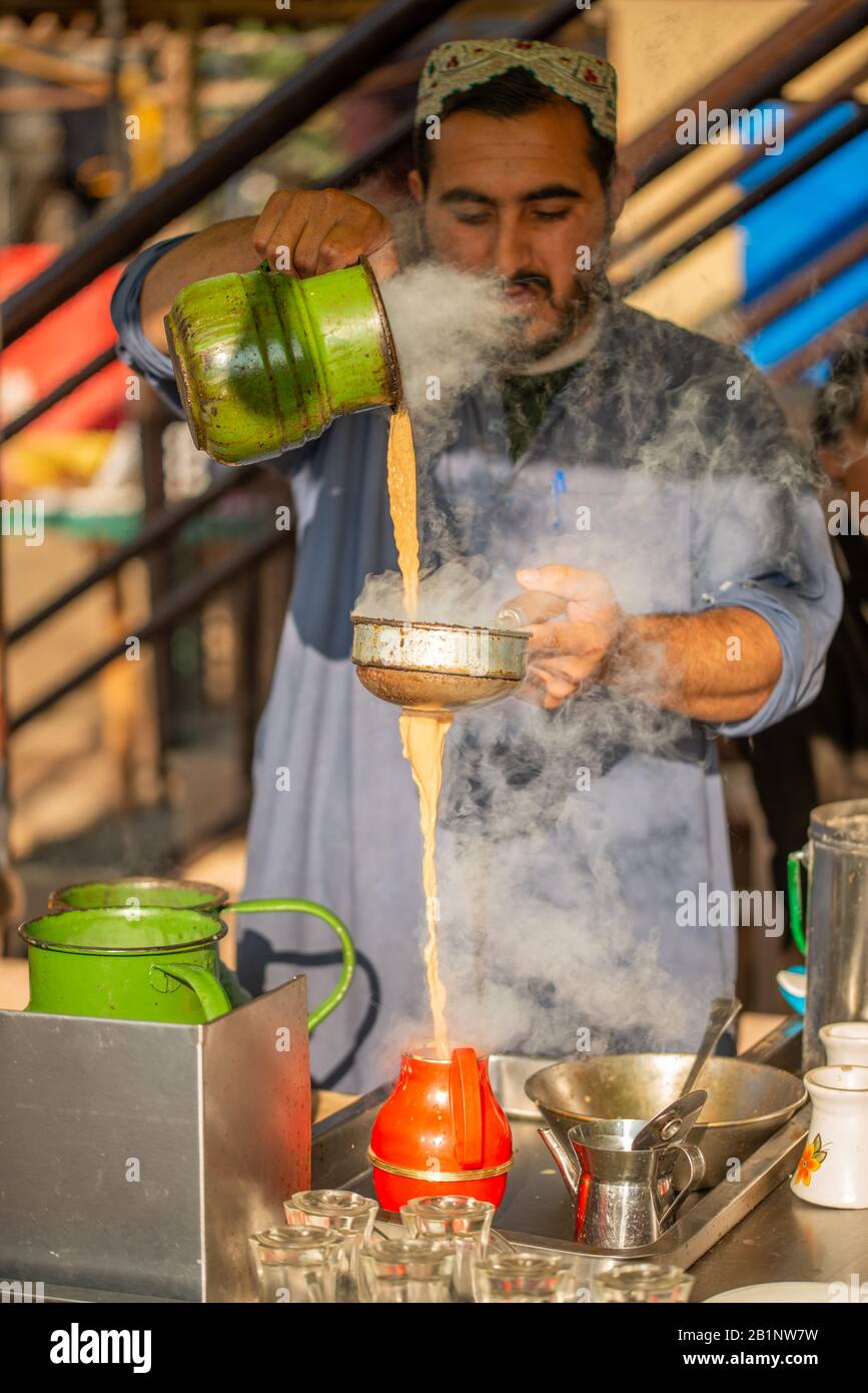 Islamabad, Islamabad Capital Territory, Pakistan - 5 febbraio 2020, un uomo che fa il tè in una stalla di tè in una mattina di inverno. Foto Stock