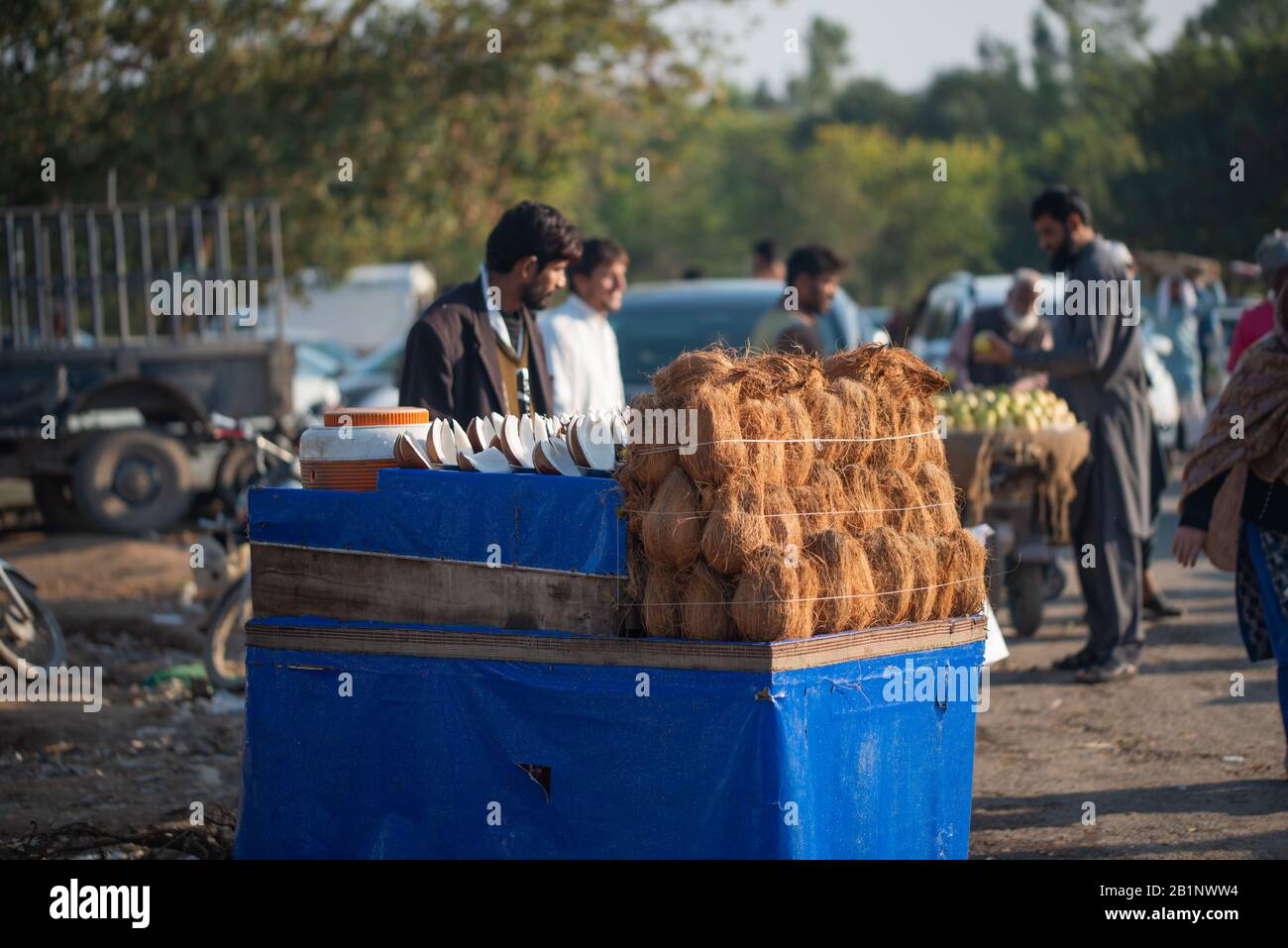 Islamabad, Islamabad Capital Territory, Pakistan - 03 febbraio 2020, UN uomo vende noci di cocco pelate e acqua di cocco sulla strada. Foto Stock