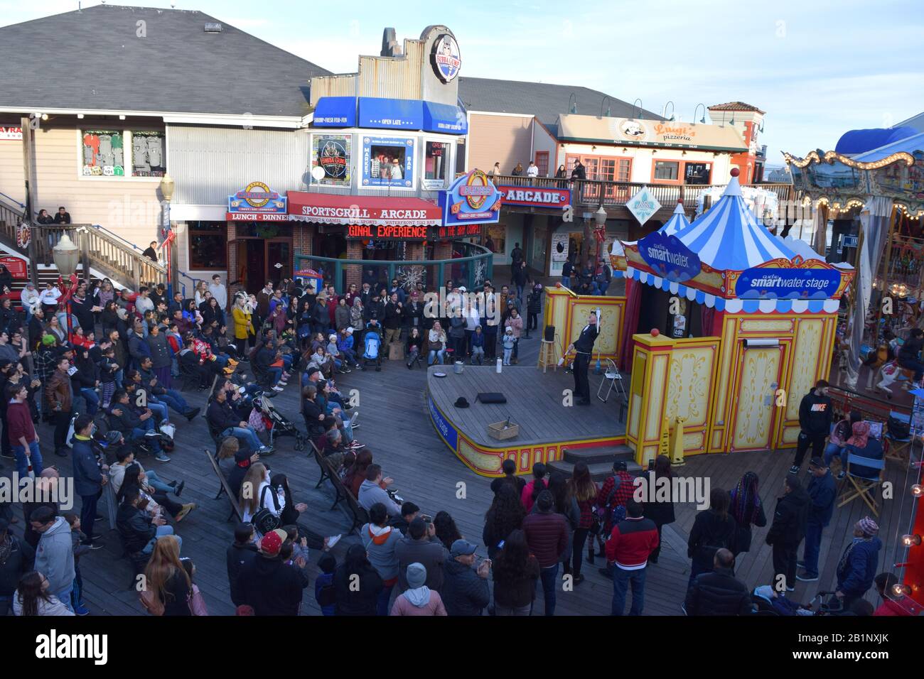 Pier 39, un popolare centro commerciale e attrazione turistica a San Francisco, animato da turisti. Foto Stock