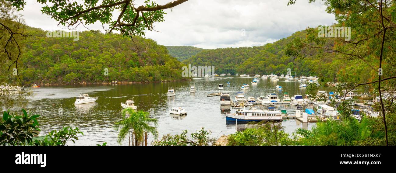 Vista panoramica del Berawa Creek nei sobborghi settentrionali di Sydney con traghetti sul fiume e macchia che coprono le colline circostanti. Foto Stock