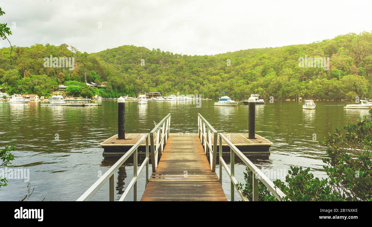 Vista panoramica di un molo sul Berawa Creek situato nella periferia settentrionale di Sydney Australia - immagini di viaggi e paesaggi dall'Australia. Foto Stock