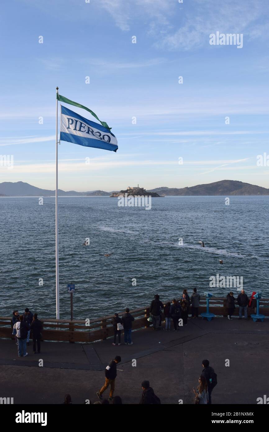 Pier 39, un popolare centro commerciale e attrazione turistica a San Francisco, animato da turisti. Foto Stock