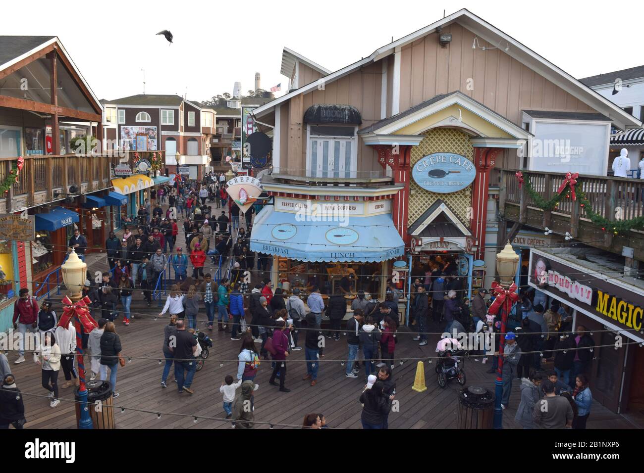 Pier 39, un popolare centro commerciale e attrazione turistica a San Francisco, animato da turisti. Foto Stock