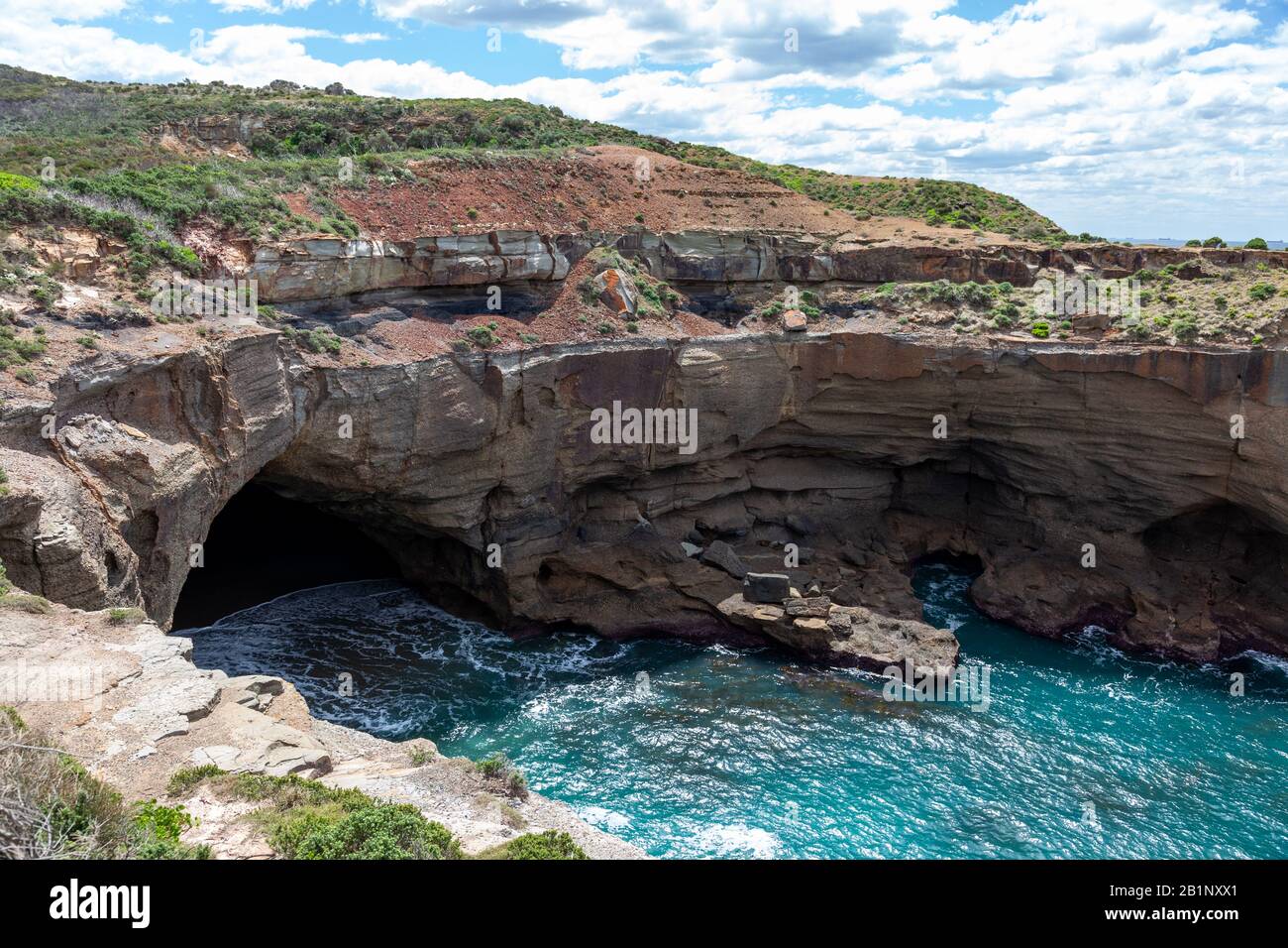 Munmorah state Recreation Area A poche centinaia di metri dalla sabbia dorata della spiaggia di Frazer Park è Snapper Point, pieno di ripidi notor vulcanico roccia Foto Stock