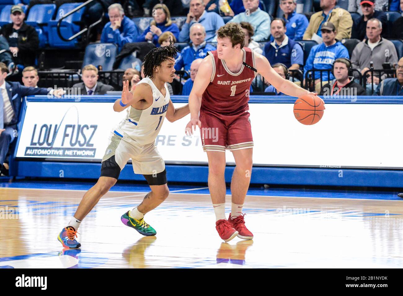 St. Louis, Missouri, Stati Uniti. 26th Feb, 2020. La guardia di San Giuseppe Hawks Ryan Daly (1) tiene la palla lontano da Saint Louis Billikens guardia Yuri Collins (1) in un gioco di conferenze Atlantico 10 dove i San Giuseppe Hawks hanno visitato il St. Louis Billikens. Tenuto Presso Chaifetz Arena A St. Louis, Mo Richard Ulreich/Csm Credit: Cal Sport Media/Alamy Live News Foto Stock