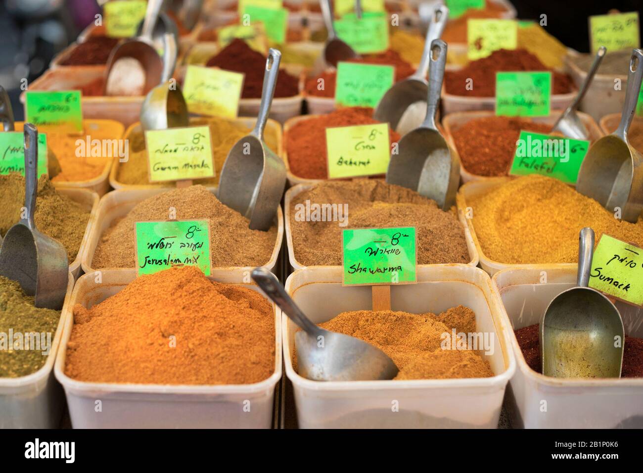 Spezie in vendita, tra cui una miscela di shawarma e Gerusalemme nel mercato Carmel (Shuk Hacarmel), il più grande mercato di Tel Aviv, Israele Foto Stock