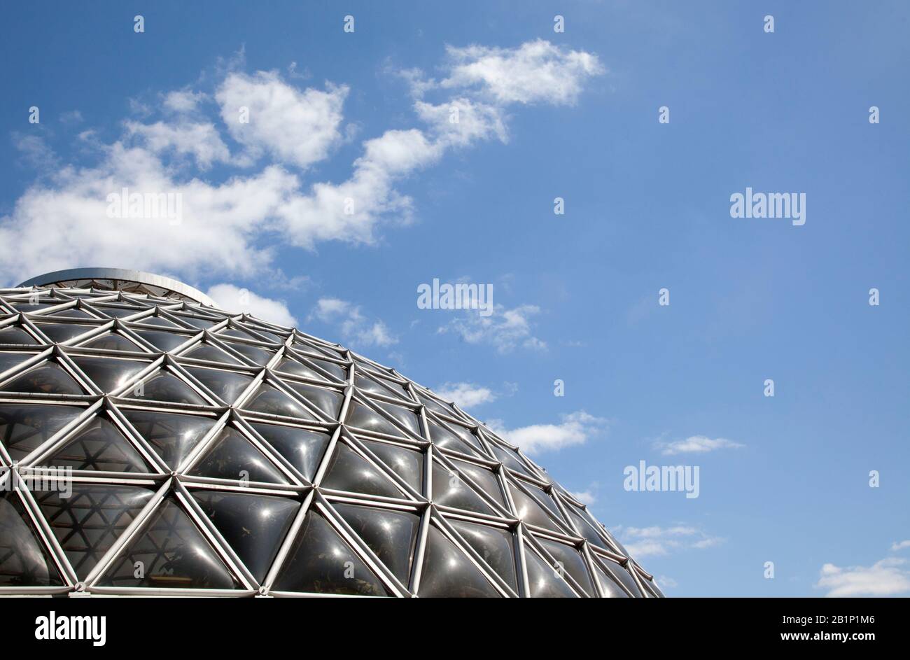 una cupola che sembra molto futuristica Foto Stock