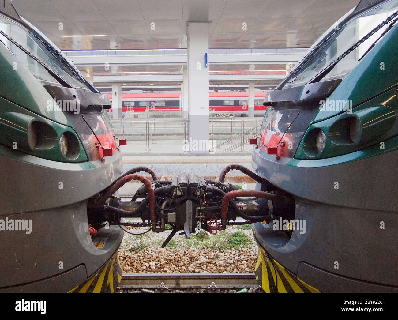 due trattori del treno alla stazione collegati insieme Foto Stock