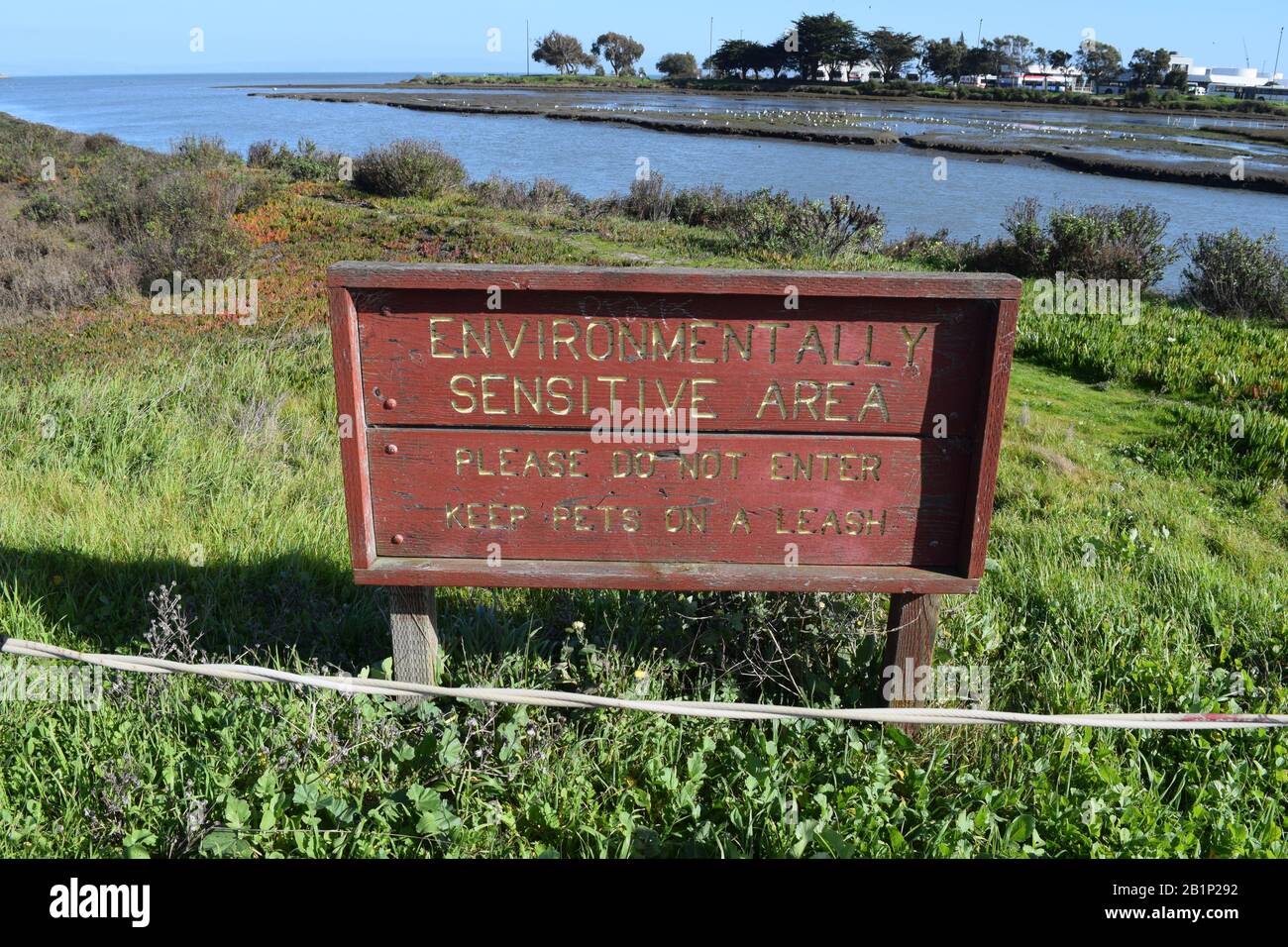 Cartello per l'area sensibile all'ambiente lungo il San Francisco Bay Trail. Foto Stock