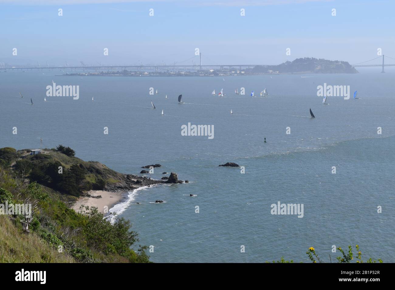 Piccola imbarcazione e grandi navi all'ingresso della Baia di San Francisco. La città di San Francisco è sullo sfondo. Foto Stock