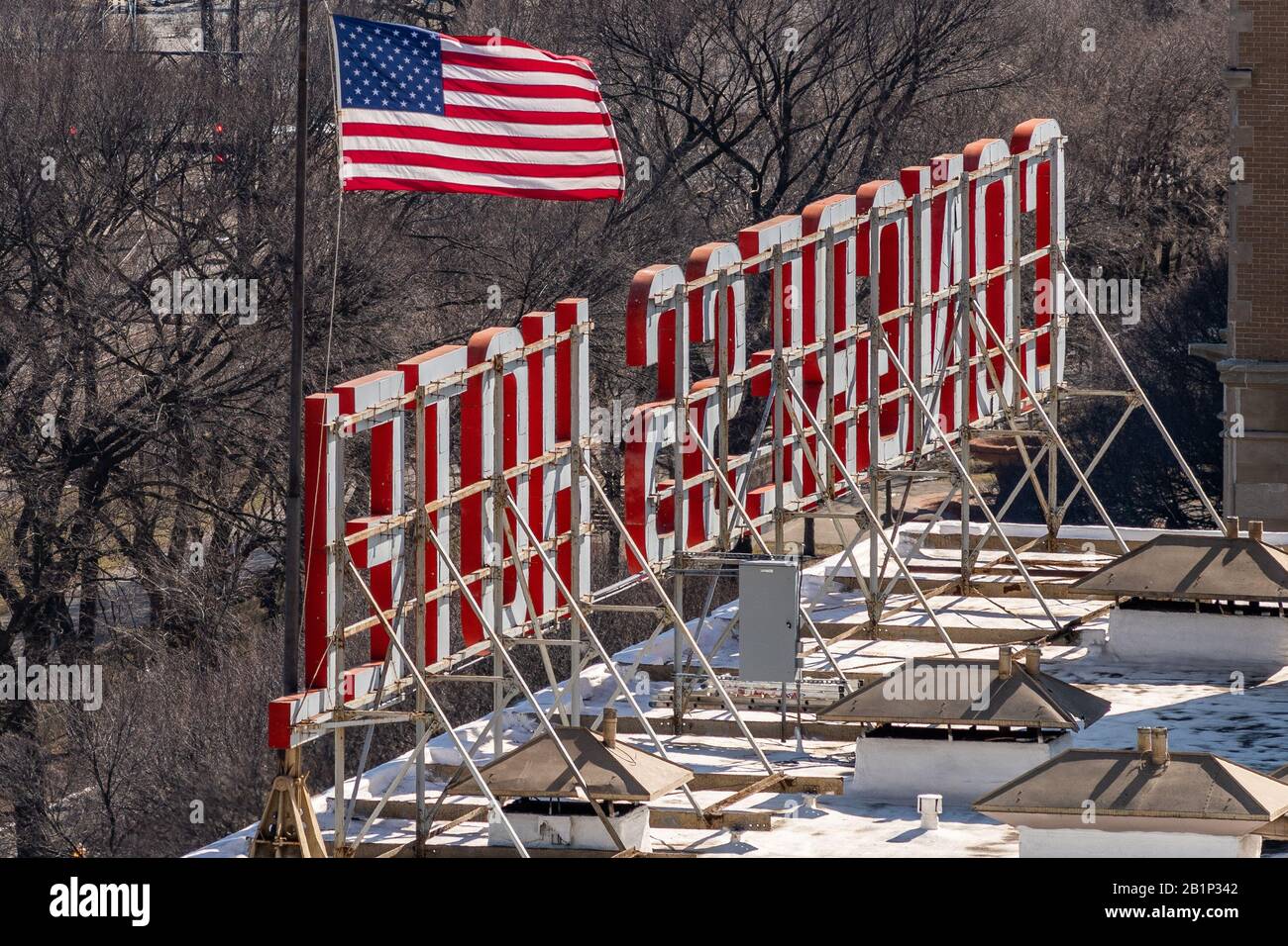In inverno, segno dell'hotel congressuale e bandiera americana Foto Stock