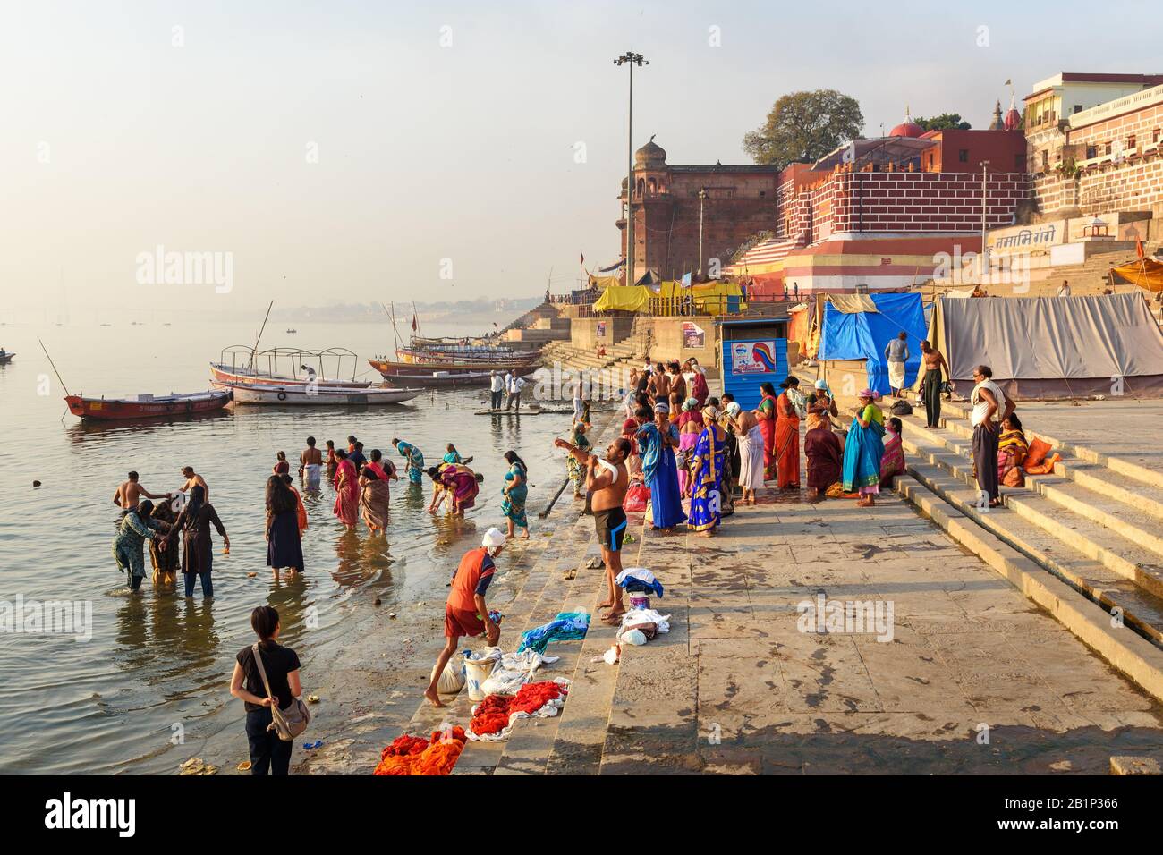 Persone che bagnano in acqua Santa Ganga fiume al mattino. Varanasi. India Foto Stock