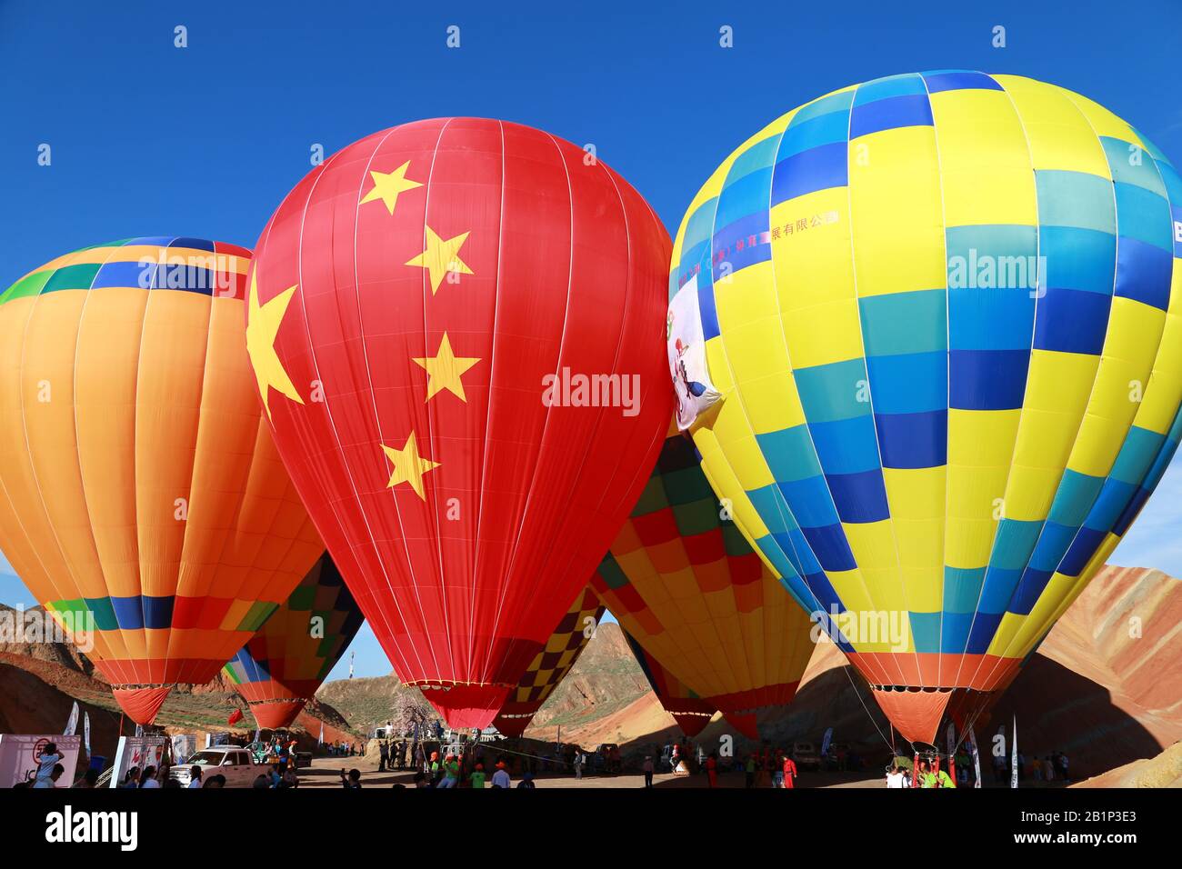 **FOTO FILE**i palloncini ad aria calda sorvolano la landform di Danxia nella città di Zhangye, nella provincia di Gansu nella Cina nord-occidentale, il 19th luglio 2019. Foto Stock