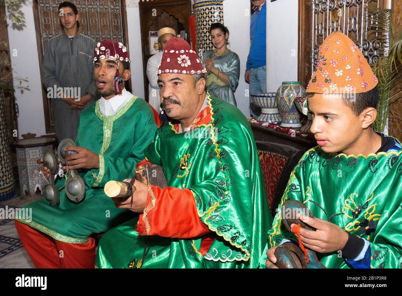Durante il tragitto da Rabat a Fez, sosta presso le rovine romane di Volubilis, il mercato di Meknes, e le scoperte lungo il tragitto Overseas Adventure Travel Foto Stock