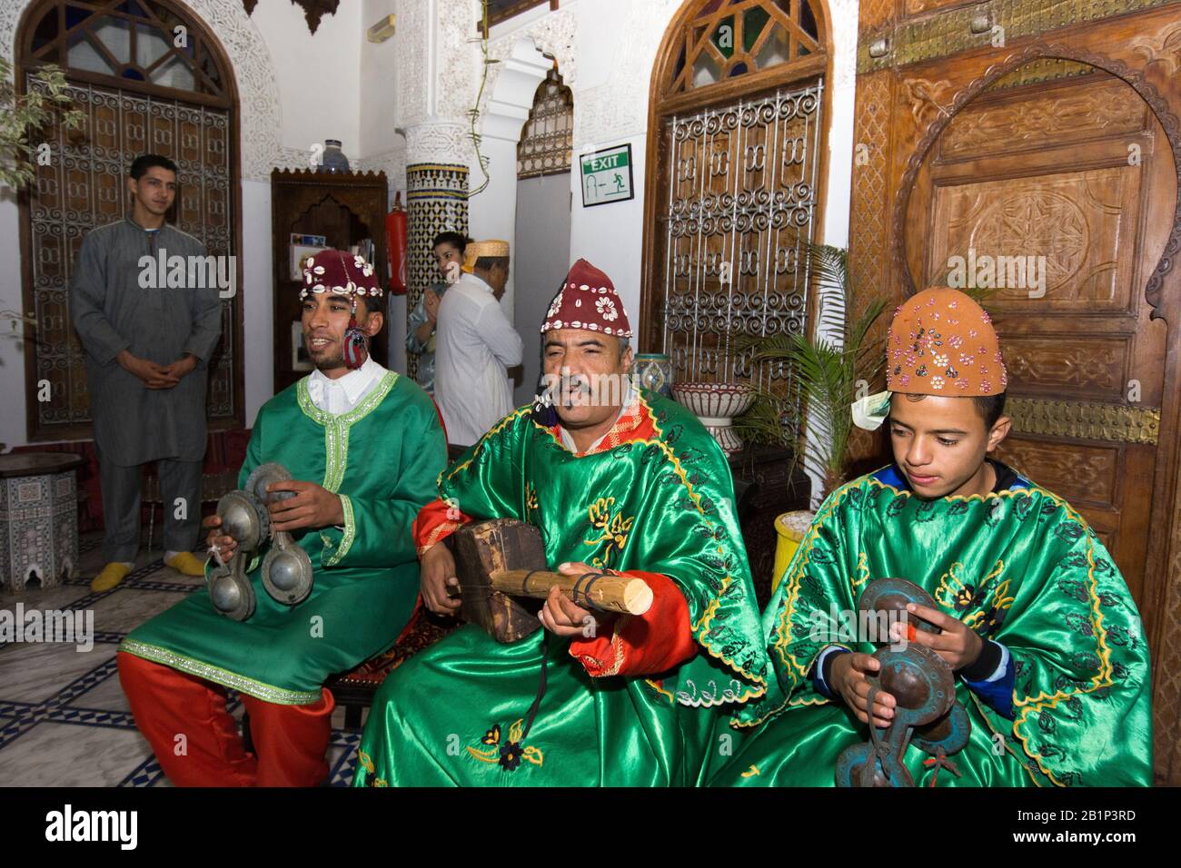 Durante il tragitto da Rabat a Fez, sosta presso le rovine romane di Volubilis, il mercato di Meknes, e le scoperte lungo il tragitto Overseas Adventure Travel Foto Stock