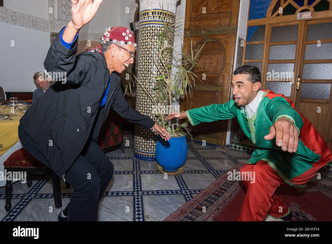 Durante il tragitto da Rabat a Fez, sosta presso le rovine romane di Volubilis, il mercato di Meknes, e le scoperte lungo il tragitto Overseas Adventure Travel Foto Stock