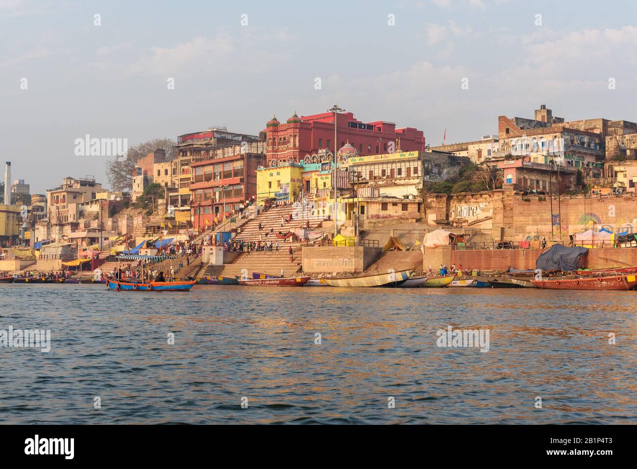 Vista di Kedar Ghat sul fiume Ganges al mattino. Varanasi. India Foto Stock