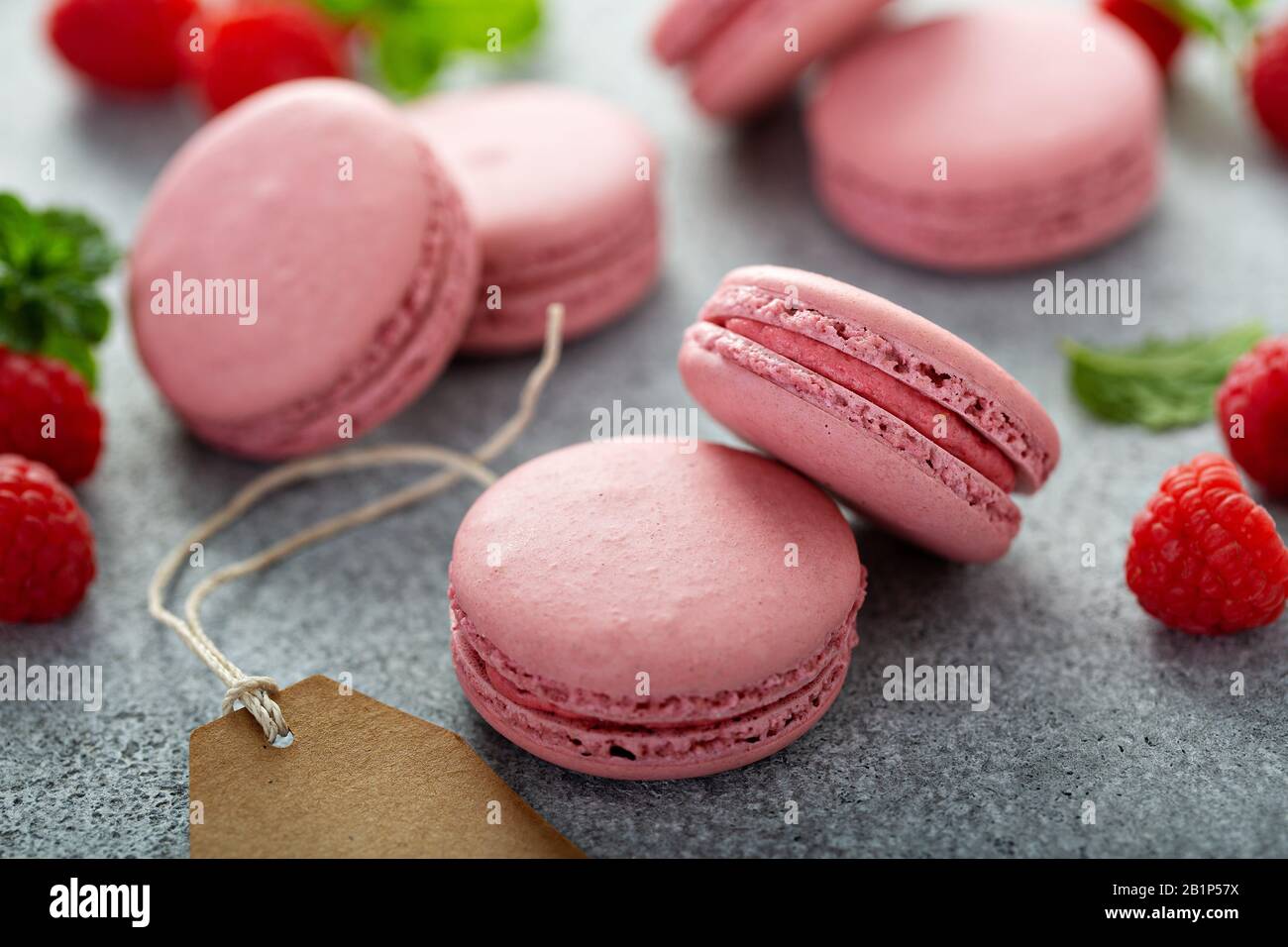 Macaron Raspberry su tavolo grigio Foto Stock