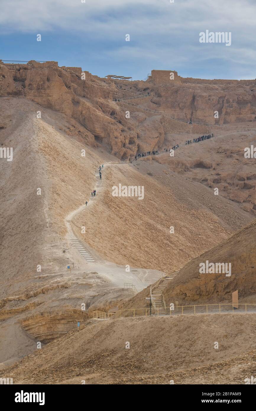 Westansicht mit römischer Belagerungsrampe, Festungsanlage, Ruinen von Masada, Israele Foto Stock