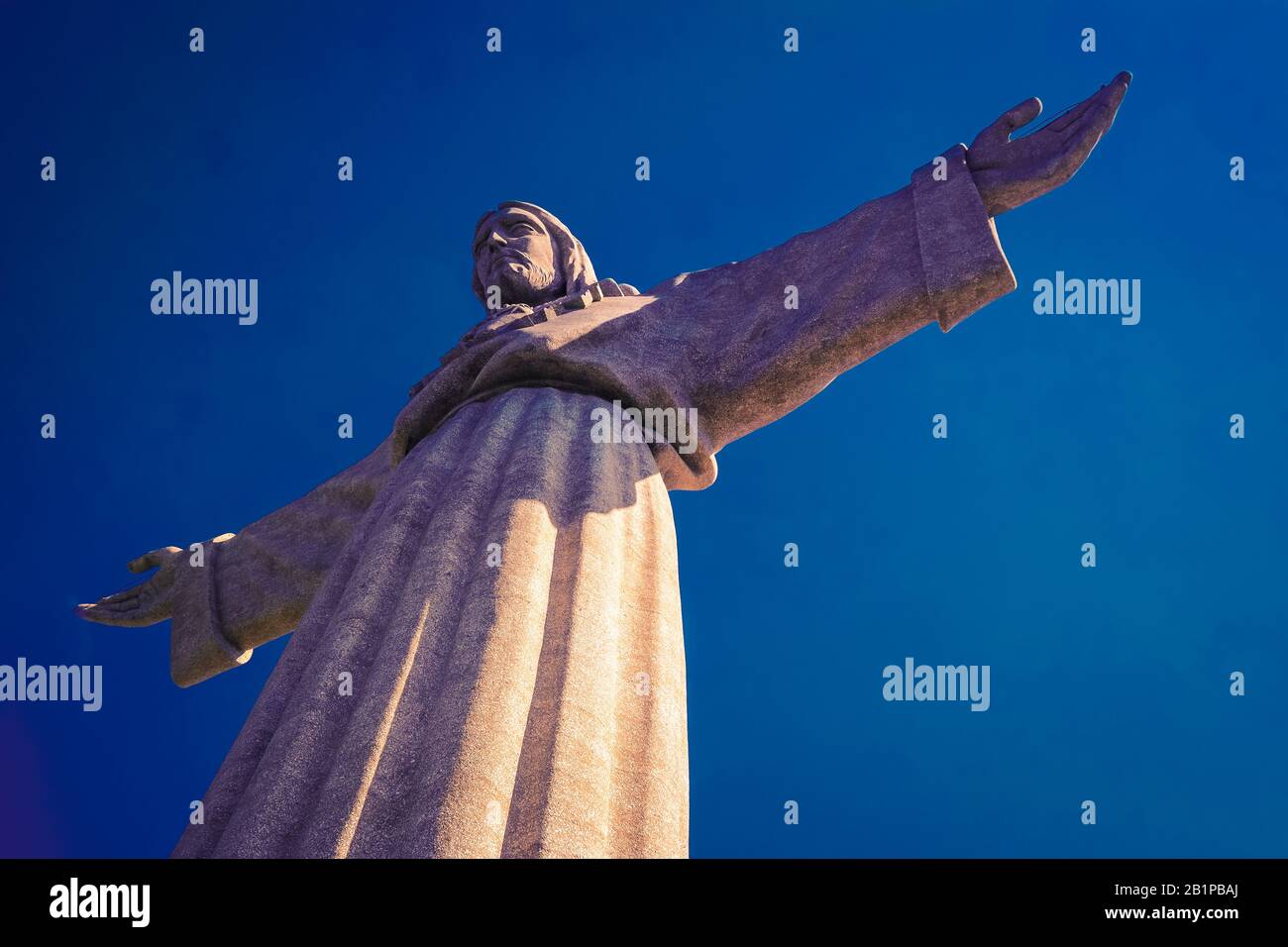 Monumento Cristo Rei, Almada, Portogallo, statua monumentale di Cristo che domina Lisbona e il fiume Tago Foto Stock