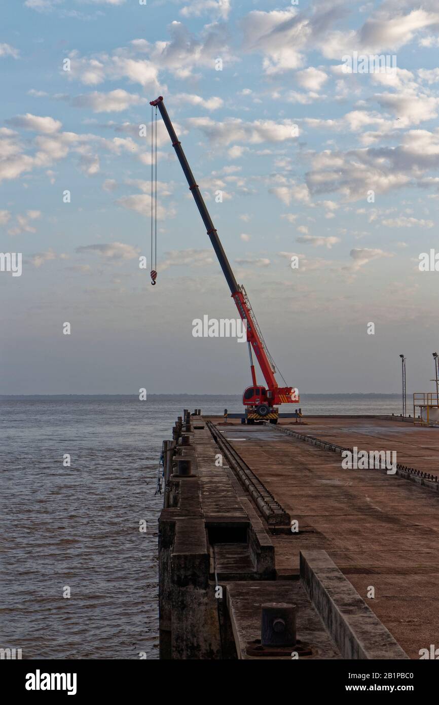 Una gru mobile Panossi con Jib si estende alla fine di un molo nella bocca  del Amazon a Dawn Foto stock - Alamy