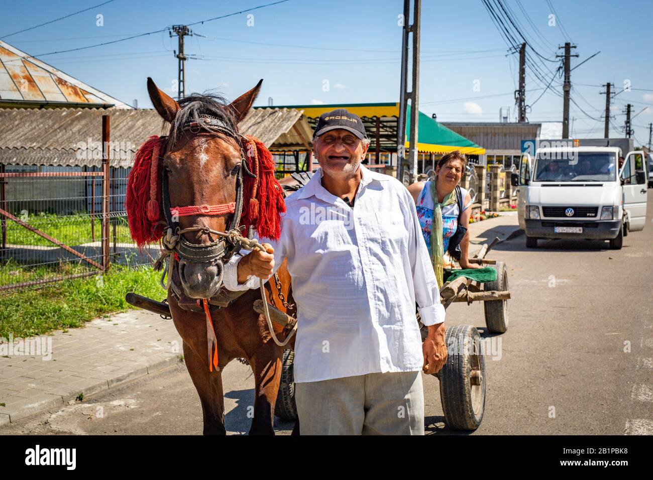 Bucovina / Romania - contadino rumeno in Campagna su un carro in Romania - vita quotidiana. Foto Stock