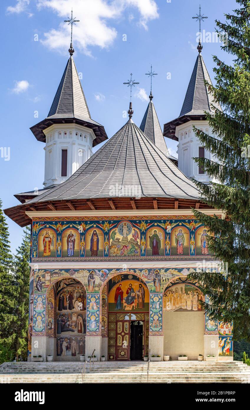 Architettura sacrale rumena. Vecchia chiesa ortodossa. Romania. Foto Stock