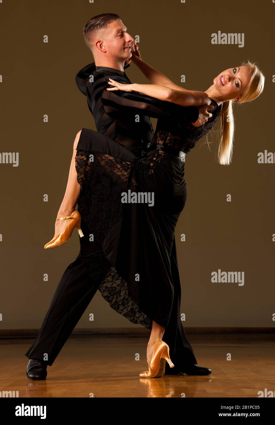 Bella sala da ballo coppia preforme la loro danza mostra Foto Stock