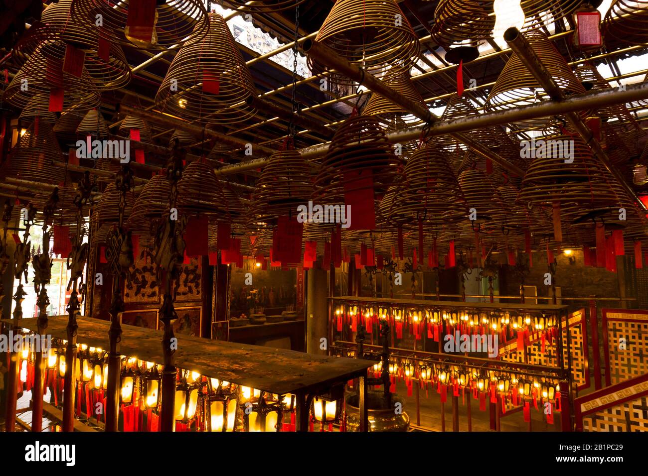 Hong Kong - 4 gennaio 2020 : interno del Tempio di Man Mo con lanterne cinesi e bobine d'incenso pendenti giganti, situato in Sheung Wan Foto Stock