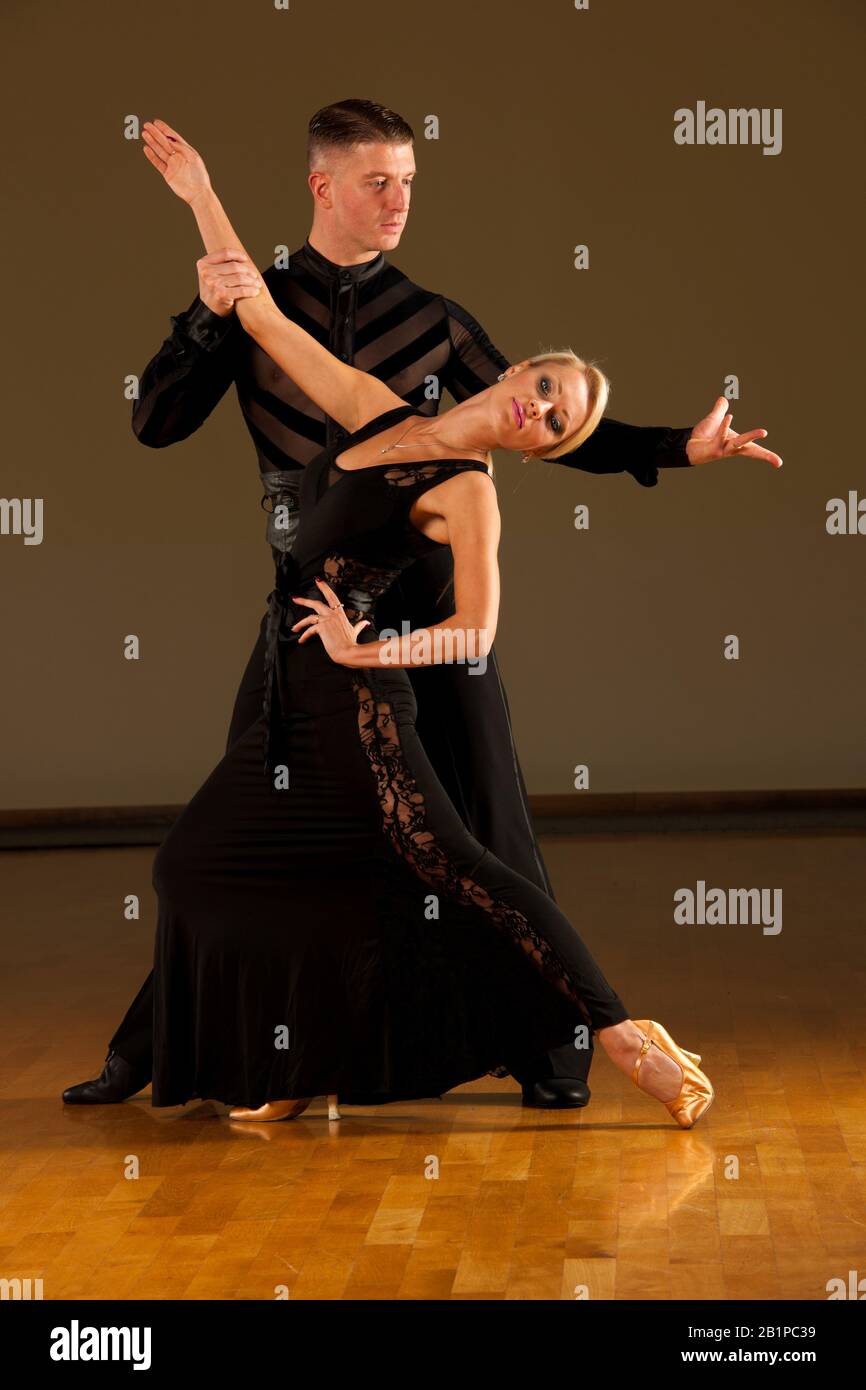 Bella sala da ballo coppia preforme la loro danza mostra Foto Stock