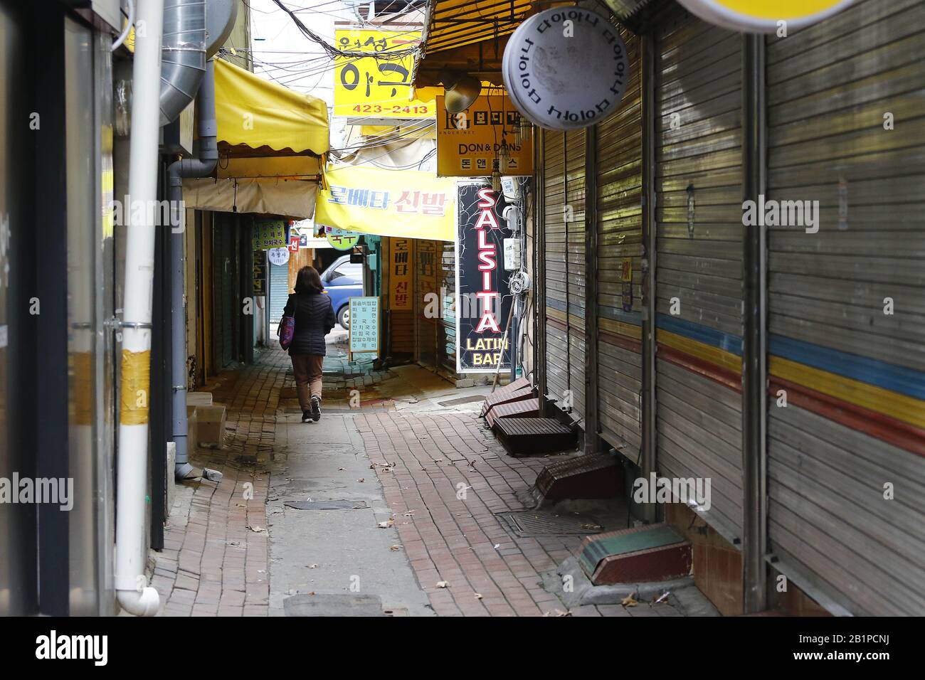 Daegu, COREA DEL SUD. 27th Feb, 2020. 27 febbraio 2020-Daegu, Corea del Sud-Dongsung-ro, un'importante via dello shopping a Daegu, 300 chilometri a sud-est di Seoul, è quasi del tutto priva di persone il 27 febbraio 2020. Il quartiere è popolare per le riunioni dopo l'orario di lavoro da parte della gente del posto, ma la rapida diffusione del romanzo coronavirus in città ha causato la chiusura di molti negozi. Credit: Zuma Press, Inc./Alamy Live News Foto Stock