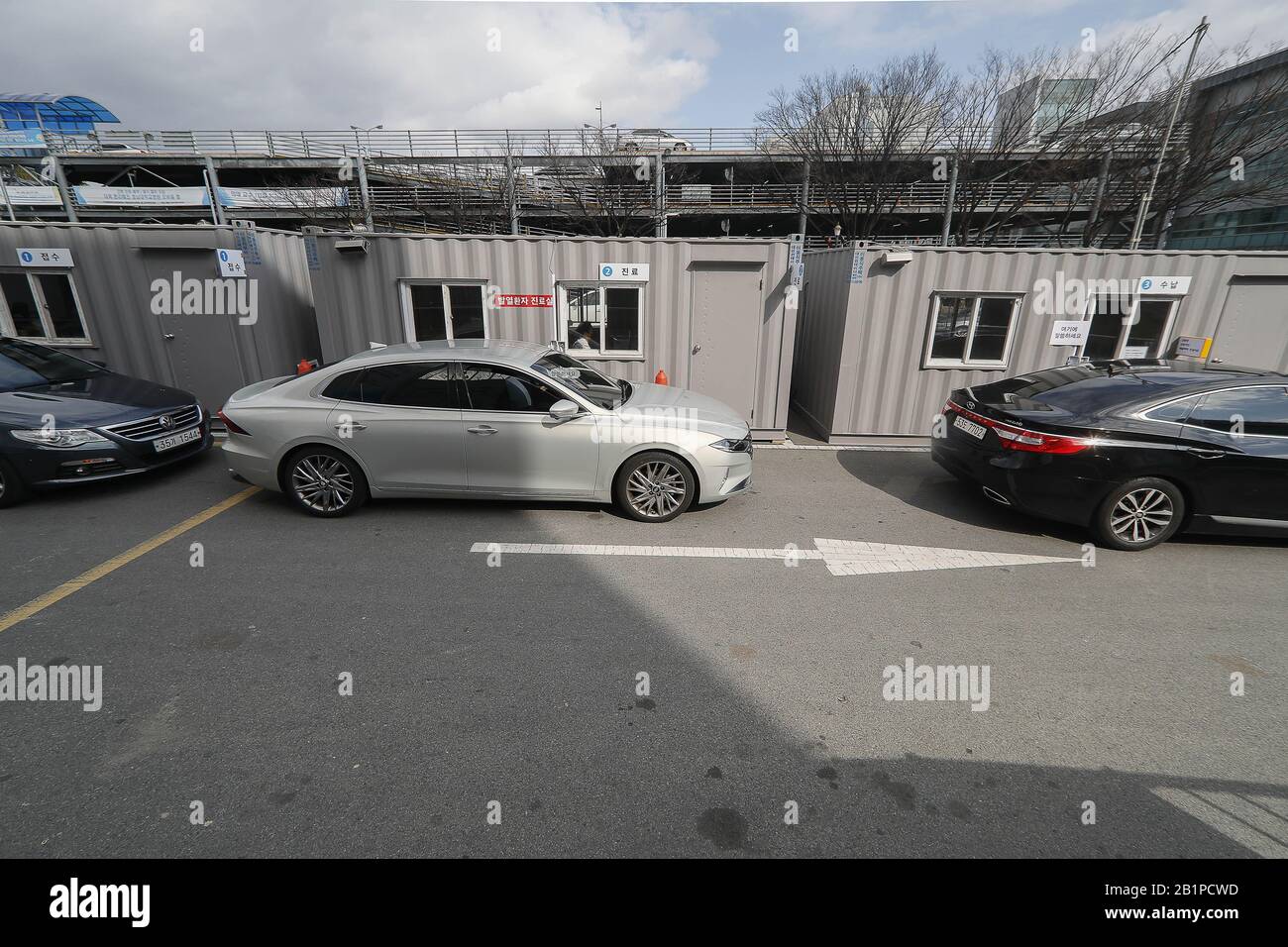 Daegu, COREA DEL SUD. 27th Feb, 2020. 27 febbraio 2020-Daegu, Corea del Sud-COVID19 i pazienti sospettati di rimanere in auto, la struttura di drive-through presso il centro medico di Daegu, Corea del Sud. La Corea del Sud ha riportato un altro picco giornaliero nel numero di nuove infezioni del nuovo coronavirus il giovedì, E più casi aggiuntivi possono essere identificati nella città più colpita di Daegu e nelle sue regioni vicine, mentre i test del virus hanno avuto inizio su più di 210.000 membri di una setta religiosa al centro della rapida diffusione. Credit: Zuma Press, Inc./Alamy Live News Foto Stock