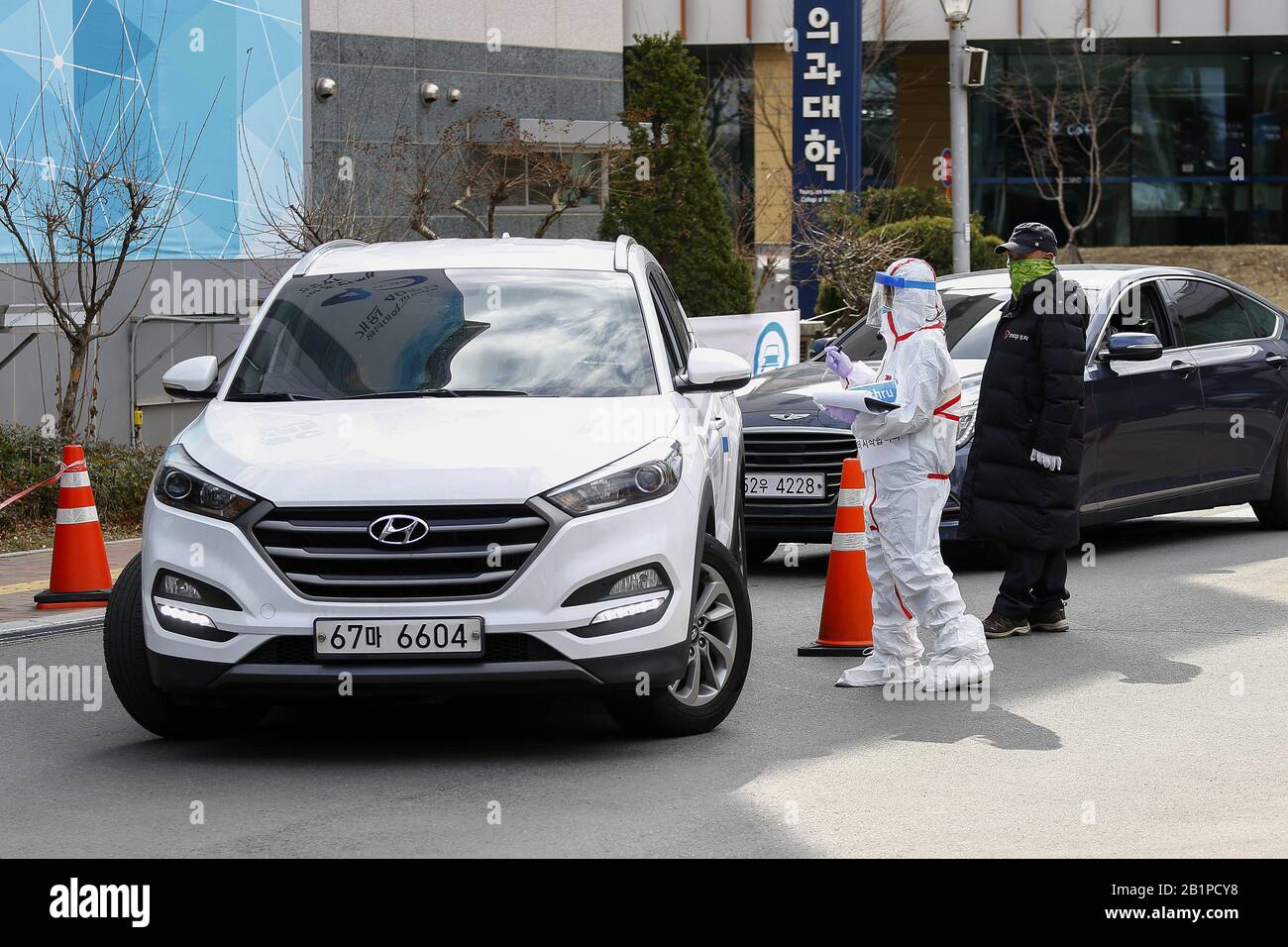 Daegu, COREA DEL SUD. 27th Feb, 2020. 27 febbraio 2020-Daegu, Corea del Sud-COVID19 i pazienti sospettati di rimanere in auto, la struttura di drive-through presso il centro medico di Daegu, Corea del Sud. La Corea del Sud ha riportato un altro picco giornaliero nel numero di nuove infezioni del nuovo coronavirus il giovedì, E più casi aggiuntivi possono essere identificati nella città più colpita di Daegu e nelle sue regioni vicine, mentre i test del virus hanno avuto inizio su più di 210.000 membri di una setta religiosa al centro della rapida diffusione. Credit: Zuma Press, Inc./Alamy Live News Foto Stock
