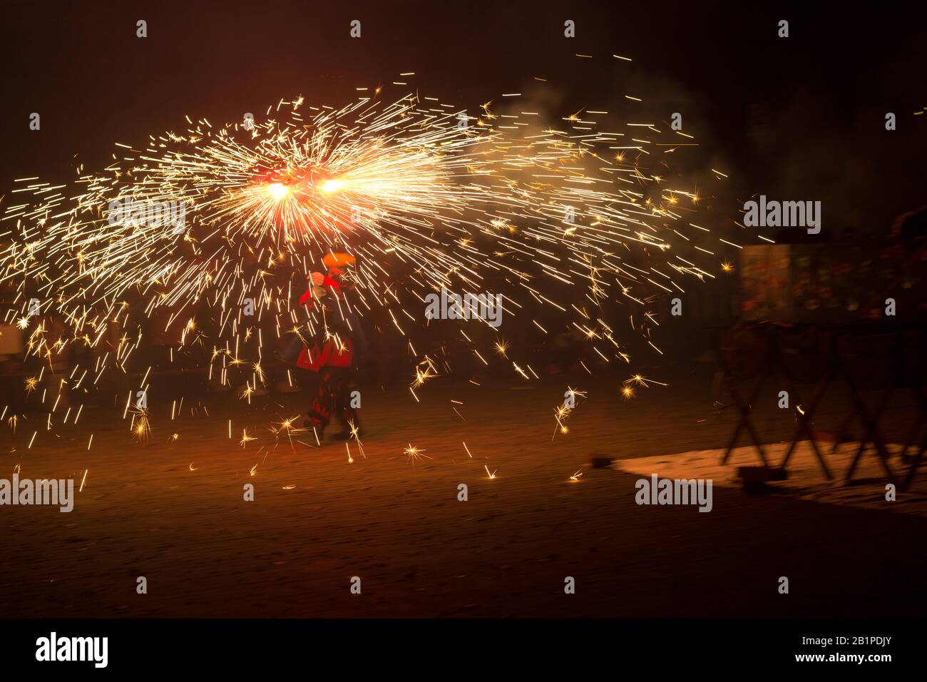 Danza, fuoco e diavoli, folklore e festa mediterranea in cui il fuoco è protagonista; fine del Carnevale. Festa in cui i diavoli con il fuoco wal Foto Stock