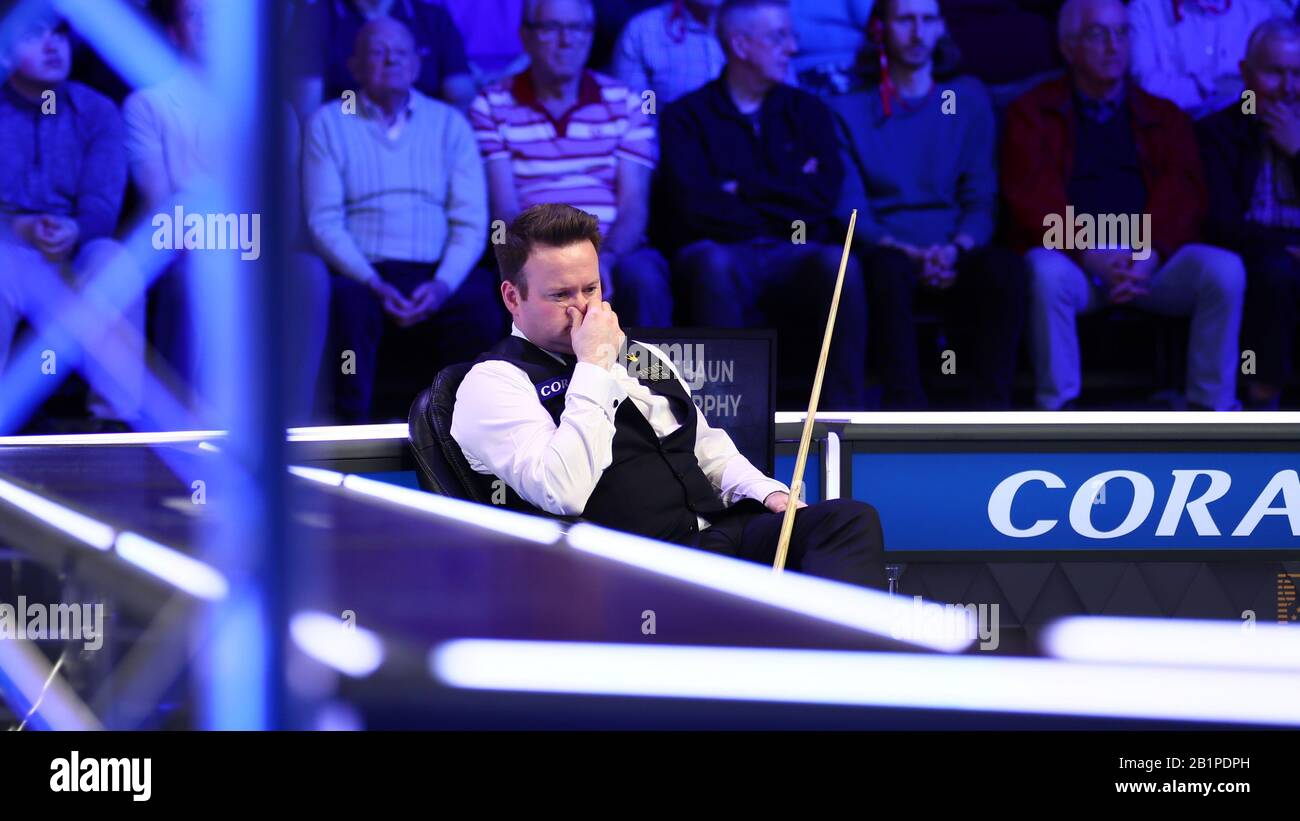 Shaun Murphy d'Inghilterra considera un colpo a David Gilbert d'Inghilterra al primo round del 2020 Players Championship a Southport, Regno Unito, 26 febbraio 2020. Shaun Murphy d'Inghilterra sconfisse David Gilbert d'Inghilterra con 6-5. Foto Stock