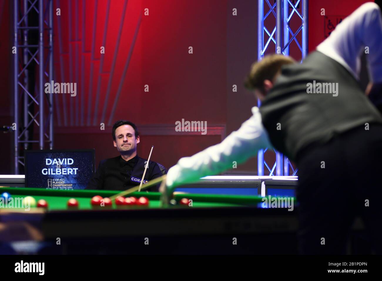 David Gilbert d'Inghilterra considera un colpo a Shaun Murphy d'Inghilterra al primo round del 2020 Players Championship a Southport, Regno Unito, 26 febbraio 2020. Shaun Murphy d'Inghilterra sconfisse David Gilbert d'Inghilterra con 6-5. Foto Stock
