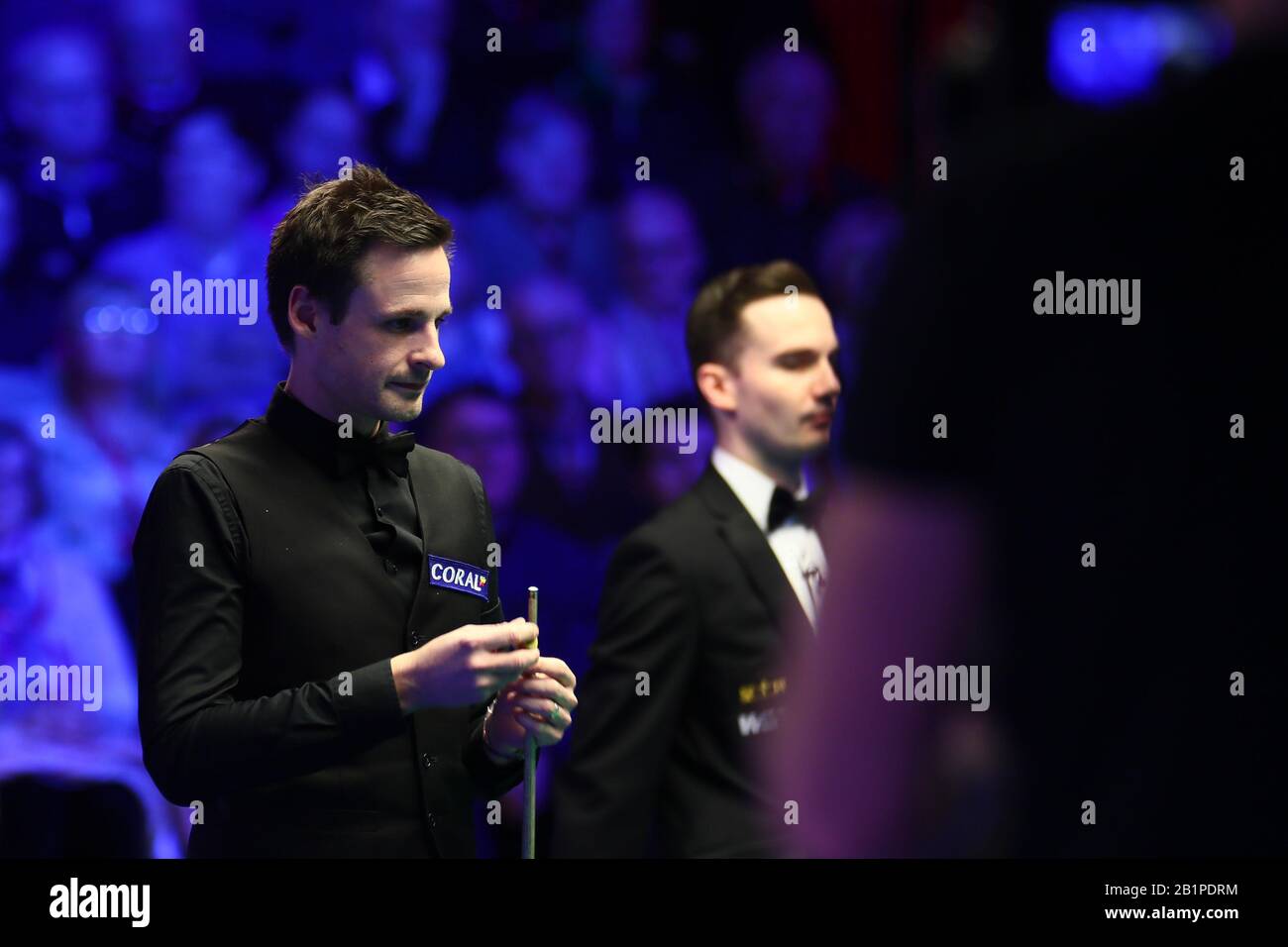 David Gilbert d'Inghilterra considera un colpo a Shaun Murphy d'Inghilterra al primo round del 2020 Players Championship a Southport, Regno Unito, 26 febbraio 2020. Shaun Murphy d'Inghilterra sconfisse David Gilbert d'Inghilterra con 6-5. Foto Stock