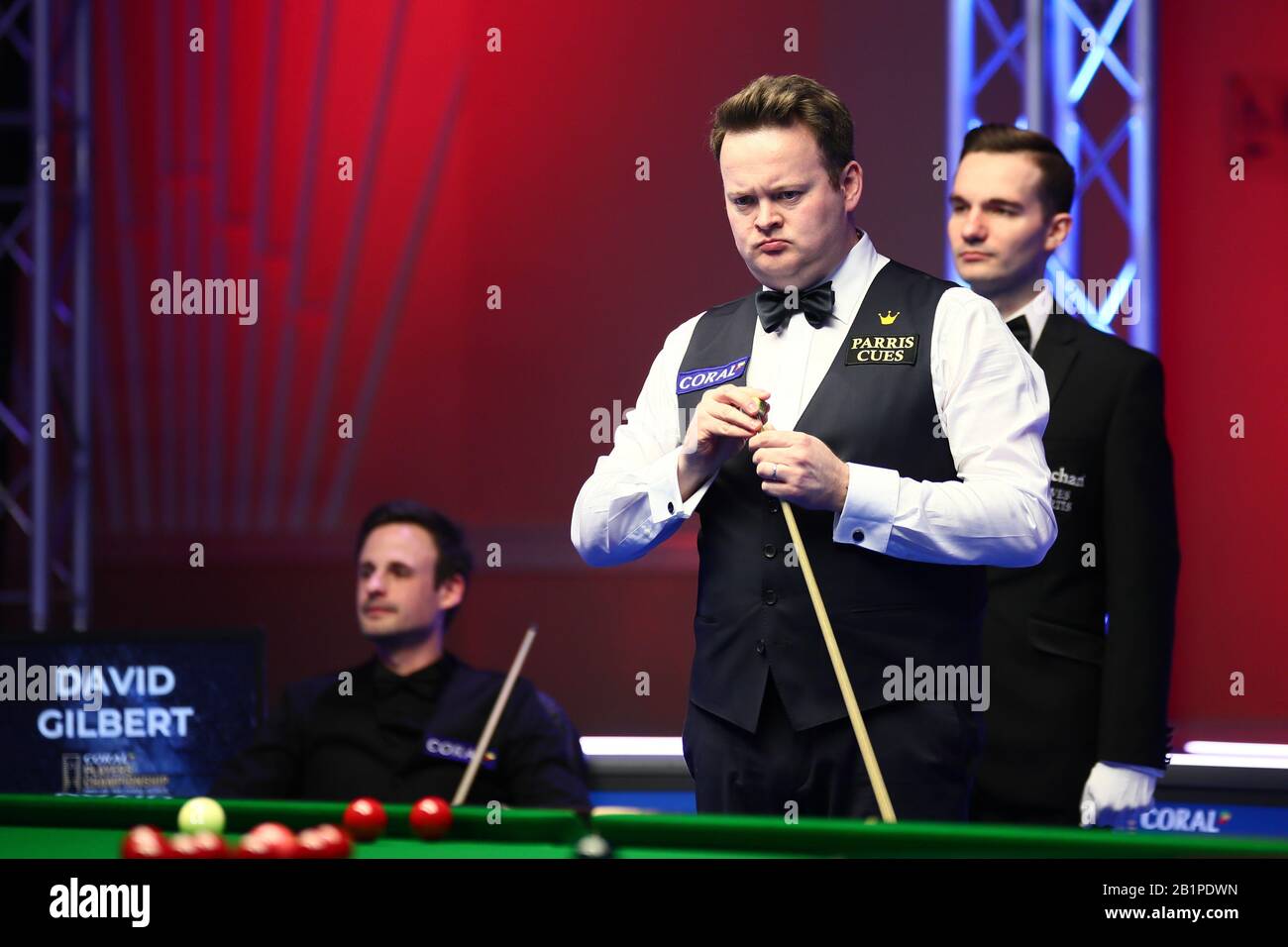 Shaun Murphy d'Inghilterra considera un colpo a David Gilbert d'Inghilterra al primo round del 2020 Players Championship a Southport, Regno Unito, 26 febbraio 2020. Shaun Murphy d'Inghilterra sconfisse David Gilbert d'Inghilterra con 6-5. Foto Stock