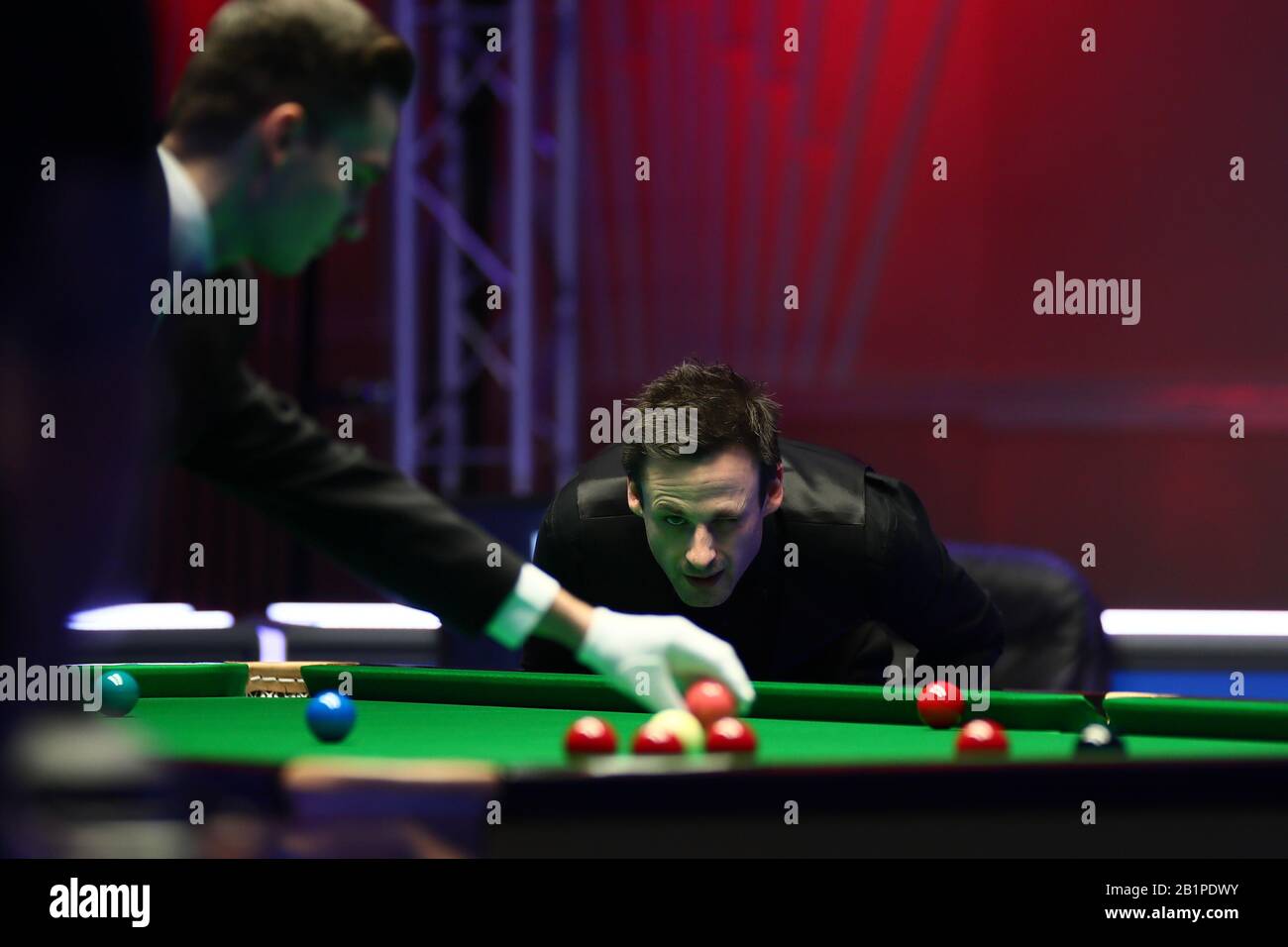 David Gilbert d'Inghilterra considera un colpo a Shaun Murphy d'Inghilterra al primo round del 2020 Players Championship a Southport, Regno Unito, 26 febbraio 2020. Shaun Murphy d'Inghilterra sconfisse David Gilbert d'Inghilterra con 6-5. Foto Stock