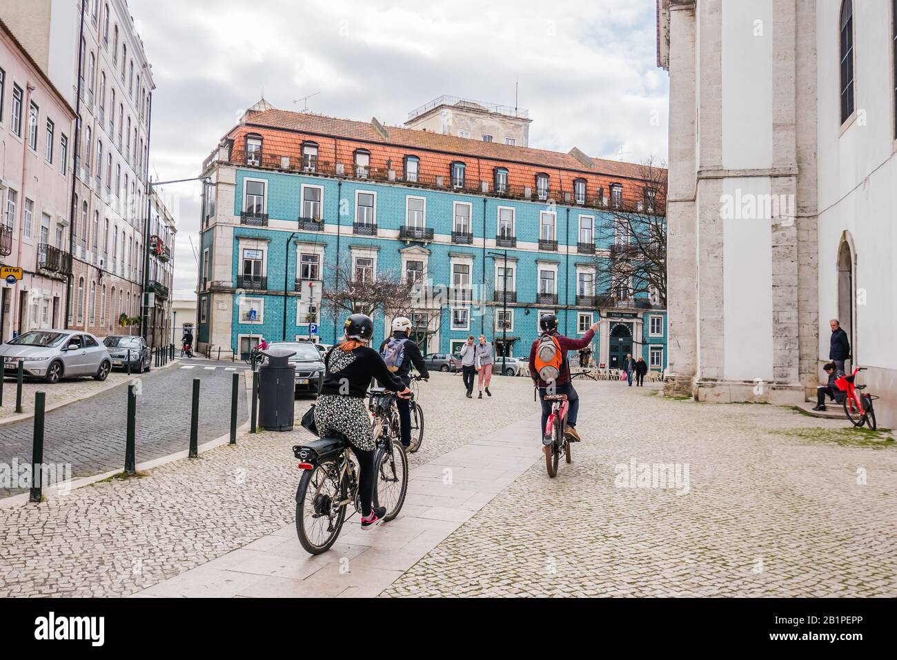 un gruppo di turisti in bicicletta intorno al quartiere di lisbona durante la stagione invernale turisti, biciclette, ciclisti, turismo, ciclismo, persone in bicicletta Foto Stock