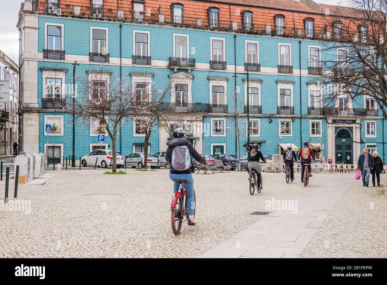 un gruppo di turisti in bicicletta intorno al quartiere di lisbona durante la stagione invernale turisti, biciclette, ciclisti, turismo, ciclismo, persone in bicicletta Foto Stock
