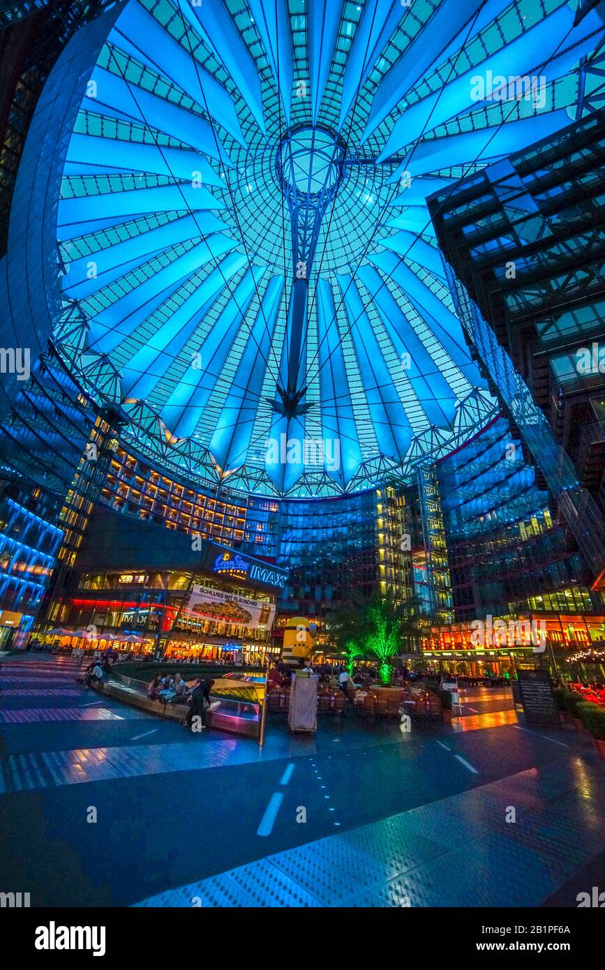 Berlin Mitte Tiergarten Potsdamer Platz Nacht PANTONE CLASSIC BLU 19-4052 Foto Stock