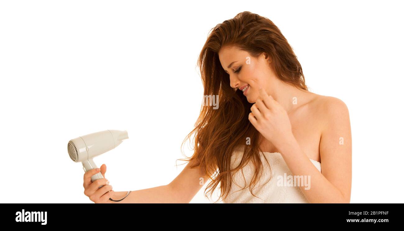 bella giovane donna asciuga i capelli con un soffiatore Foto Stock